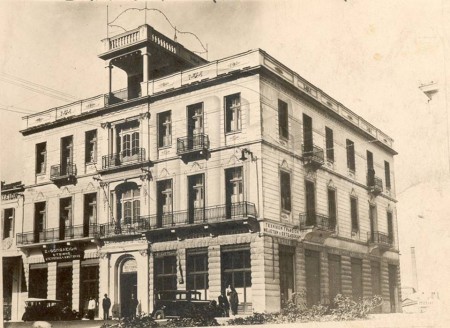 Το Ξενοδοχείο ΜΕΓΑΛΗ ΒΡΕΤΑΝΙΑ που στεγαζόταν στη συμβολή των οδών Σιδηροδρομικού Σταθμού και Ιατροπούλου (1927)